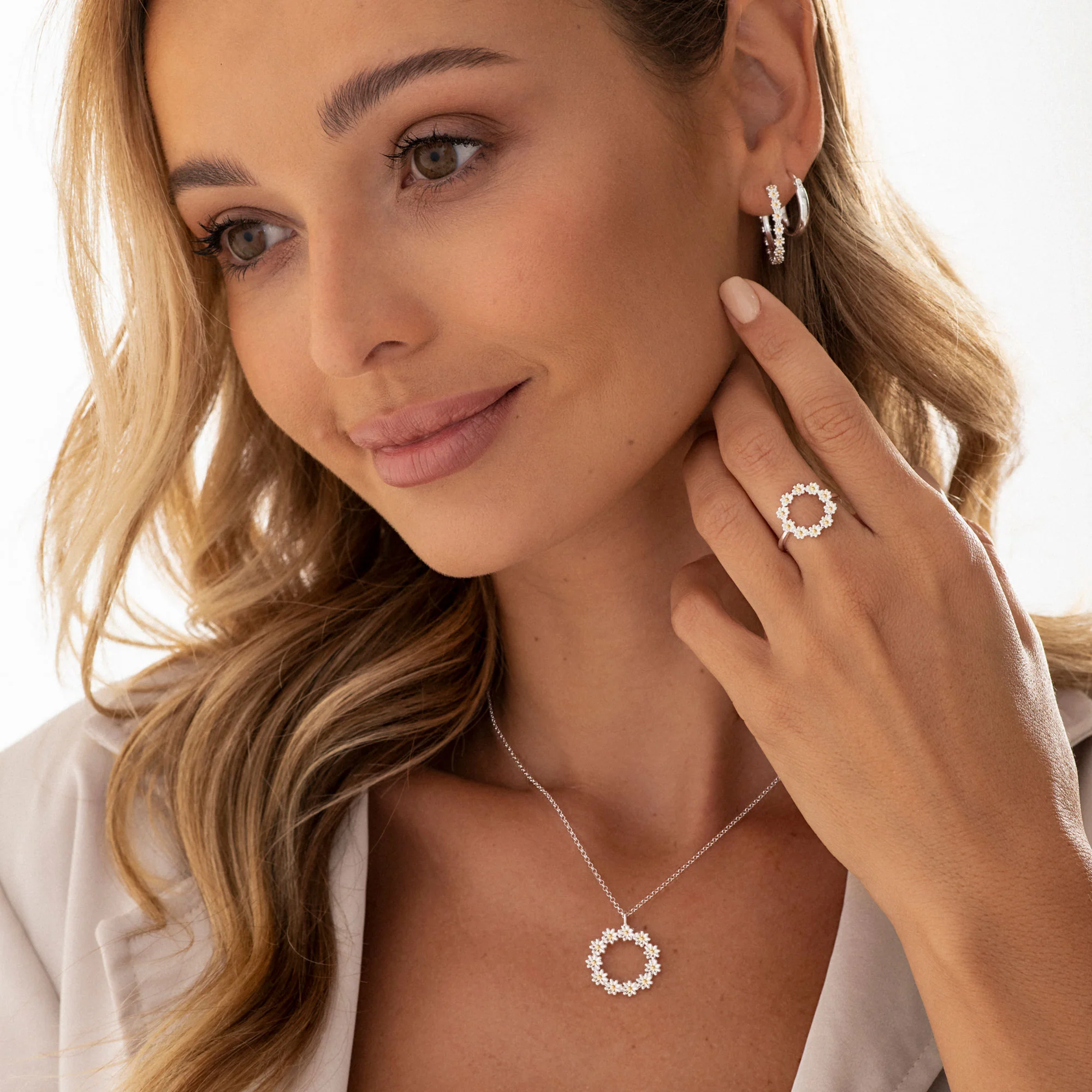 Ring Of Daisies Necklace - Image 3